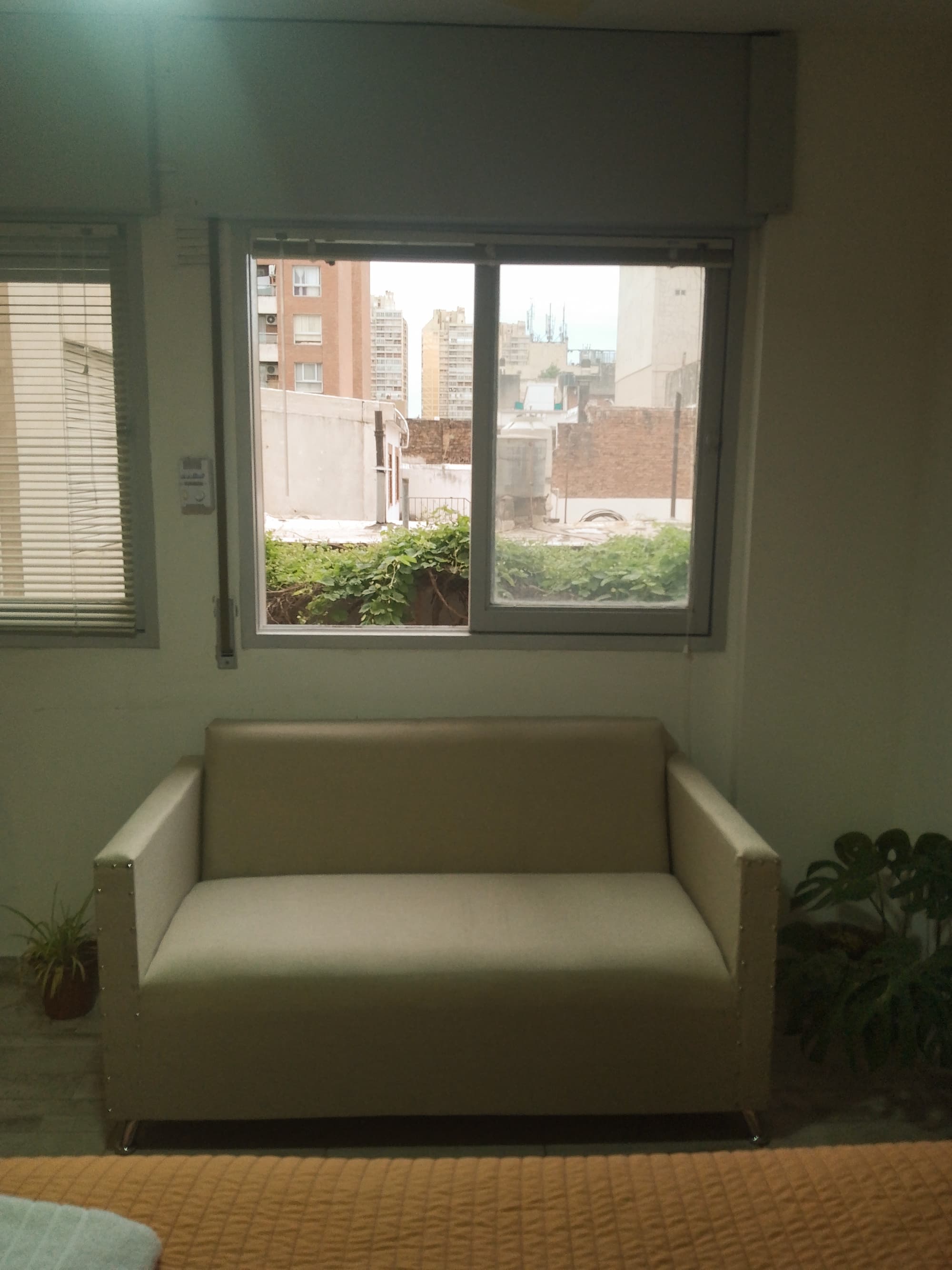 Ventana con vista a la ciudad